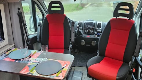 Black Beauty – Kingsize fixed length beds, 2p camper complete