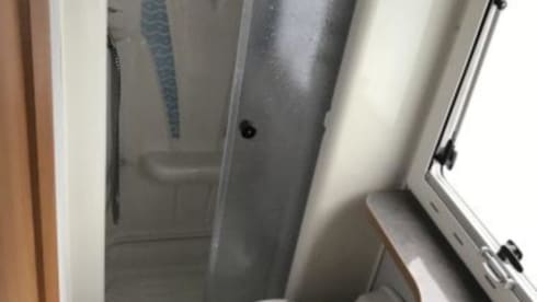 Keurig nette en ruime 6-persoons Chausson uit 2006 met Ford onderstel. 