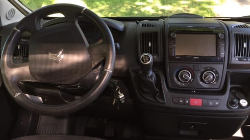 Black Beauty – 2p Citroën Pössl camper van from 2015