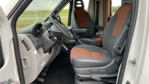 Spacious 4 person Fiat Camper Chausson Flash with French bed & lift bed