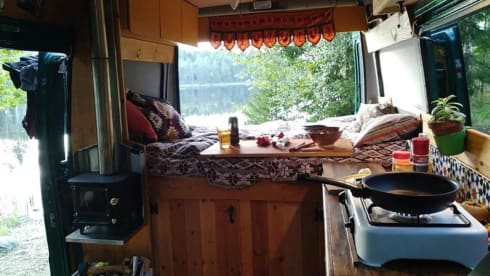 Gaia – Gaia - cozy green camper with wood stove