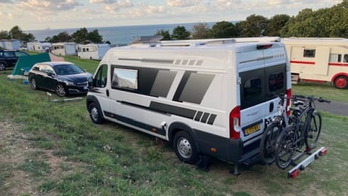 Heunie 1 – Beautiful camper van from 2017 with 2 lengthways beds