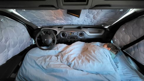 Cool, cozy 3p Renault Master campervan from 2017