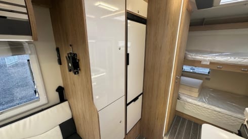 2025 Roller Team 707 Auto  – 5 sleeper/5 belts. Auto, bunks, large lounge  