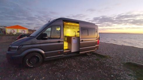 Simon – Volkswagen Crafter Luxus-Wohnmobil mit 4 Schlafplätzen