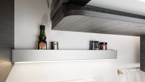 Benimar met queensbed, grote keuken en electrische fietsendrager