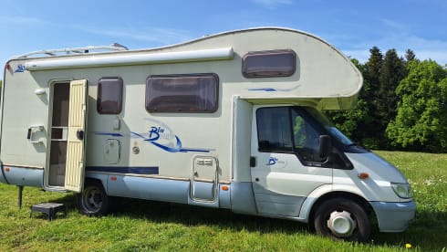 Familie camper met 6 gordels en 8 slaapplaatsen incl inventaris 