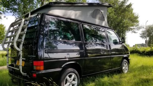 Black Pearl – Go on an unforgettable road trip with this luxury VW T4 Westfalia