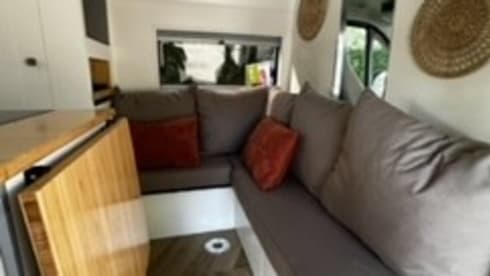 El Monstro – Luxurious and comfortable 2 person camper bus