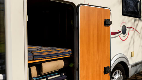 Beautiful 6 pers. + 2 * air conditioning Challenger Alcove motorhome