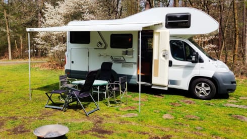 Knausie – Neat, Compact Four-person (family) Camper with two fixed beds