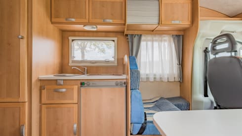 Neat 3-person camper, XXL garage, reversing camera, air conditioning