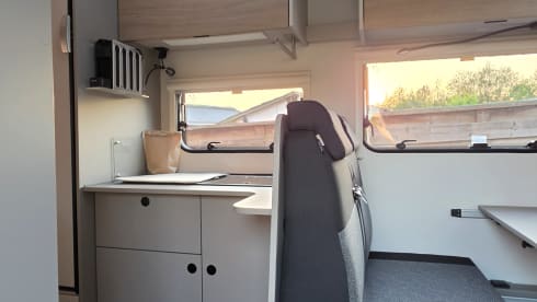 2026 NIEUW! – 🚐 LMC Spazioso semi-integrato per 3 persone