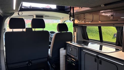 Rogue Five – Top Spec Volkswagen T6.1 | Comfortable & Slick | Sleeps 4