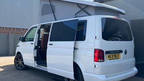 YETI – Ice white Long wheel base VW T6.1 2021 4 birth luxury camper 
