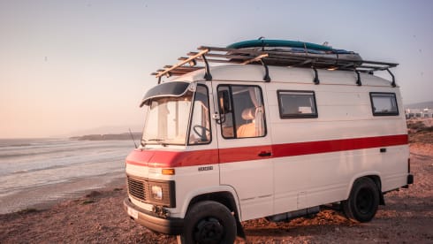 Selma – Unique army bus and off grid camper