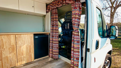 Accogliente camper per autobus fai-da-te (surf).