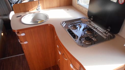 EASY 9 MOTORHOME HIRE JUST TURN UP AND GO