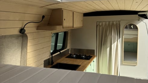 WoodenCabin on Wheels – 3p Renault campervan uit 2025 