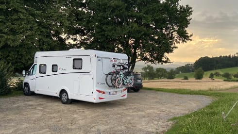 Beautiful family camper with many options!