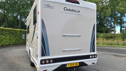 T814XB – Chausson 777GA Automatic Titanium Premium very luxurious, km free