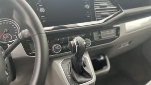 4p Volkswagen campervan uit 2024