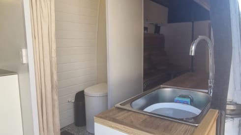 Zeb – Grand hôtel mobile, près de Gatwick, avec WC et douche. Chambre d'hôtel sur roues.