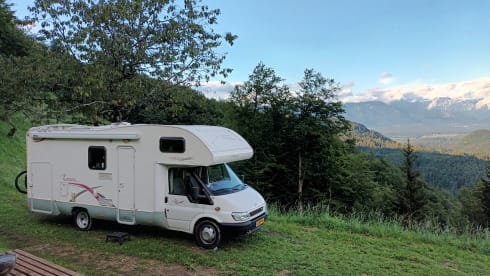 Nice 6-person alcove camper for rent