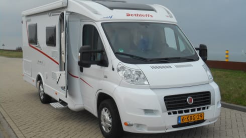 Geweldige camper – A great camper with a wonderful queen-size bed