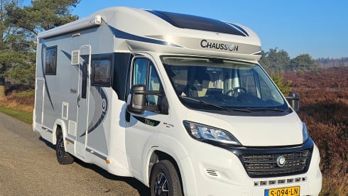 Titanium – Luxury 4 person Camper (extra air conditioning, smart TV, Alpine navigation/radio)