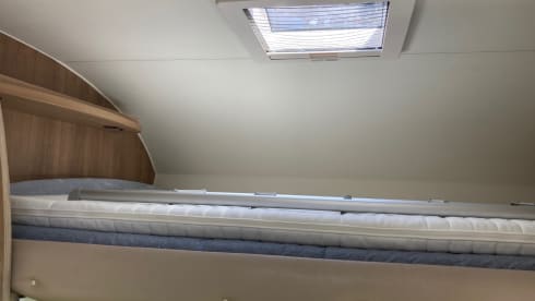 Nice, spacious alcove family camper with lots of light!