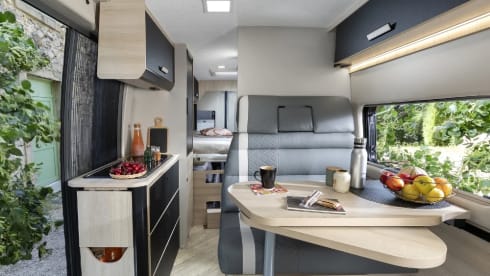 Chausson V690 Road Line VIP (garage / trailer hitch)