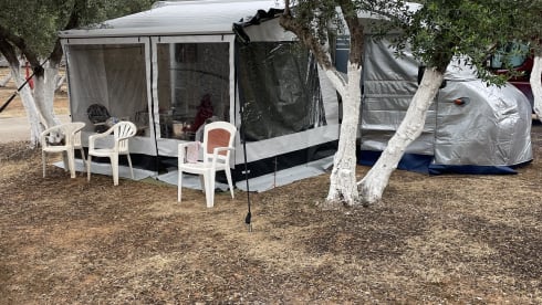 Very neat complete Ford Carado 4 persons