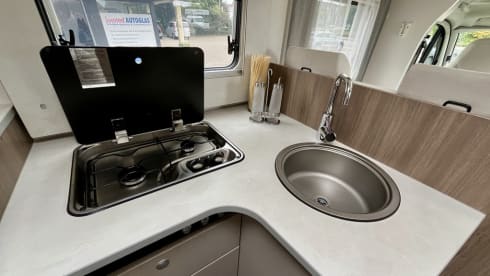 Carado T338 familiecamper – Luxurious spacious family camper, almost new and fully equipped. 