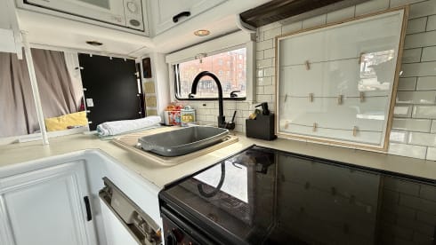 Kit – Fully loaded low mileage all-terrain motorhome