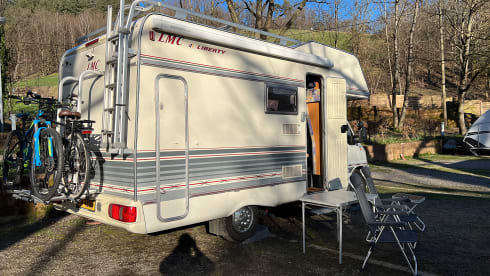 Luxury 4 person LMC - Off grid - 210 Amp - 220V - LPG cooking/heating