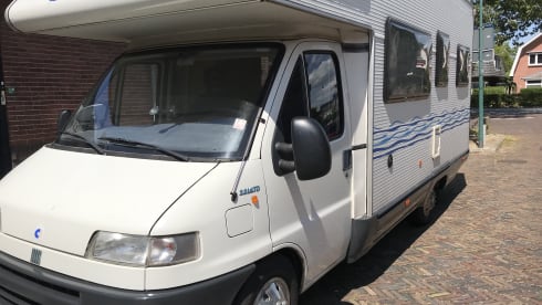 Claes – Claes: 4p spacious Alcove camper from 2000