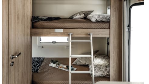 2025 Roller Team 707 Auto  – 5 sleeper/5 belts. Auto, bunks, large lounge  