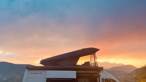 De Buitenkans – Sunlight Cliff 600RT(2022) -2/4 p- Handy and comfortable bus camper