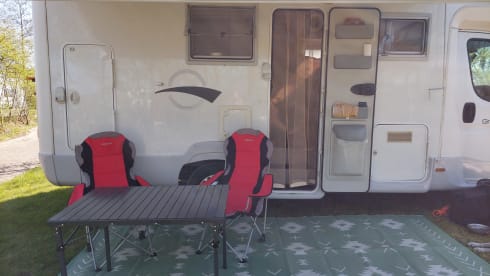 Mardy – Well maintained 3 person camper (alcove) for rent