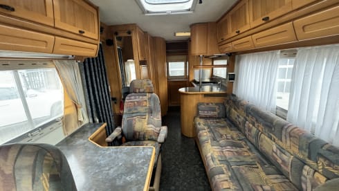 E610 gezinscamper – 4p Hymer integrated 6.2m