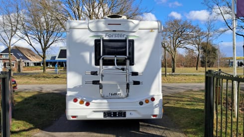 Luxe Etrusco Automaat met enkele bedden/hefbed ,grote garage