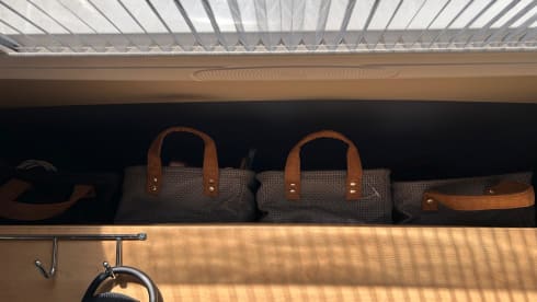buzz2 – Comfortable and compact bus camper with 2 sleeping places