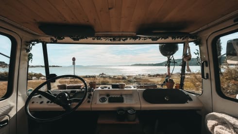 EndlessDestinations – 2p Mercedes-Benz bus from 1976