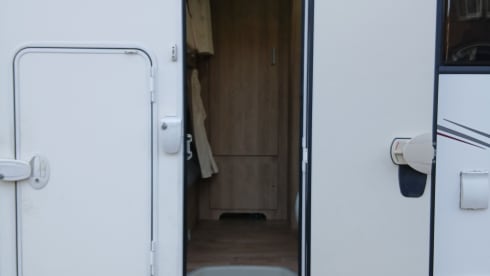 Comfortable, reliable alcove camper