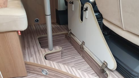Freedom and enjoyment with our compact Malibu Buscamper (160 HP automatic)