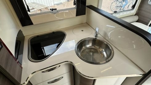 4p 2018 McLouis 473g Carat semi-integrated with pull-down bed