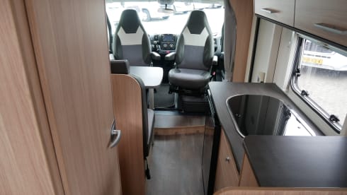 Chausson Flash 16, 4 personnes, lits longitudinaux, lit escamotable !