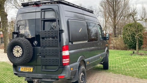 The Beast expeditie camper – 3p Mercedes-Benz bus from 2023