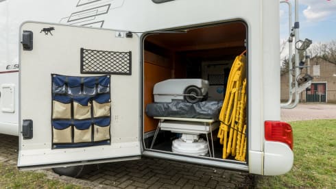 Liedje – Hymer Exsis-i with 2x AIRCO
